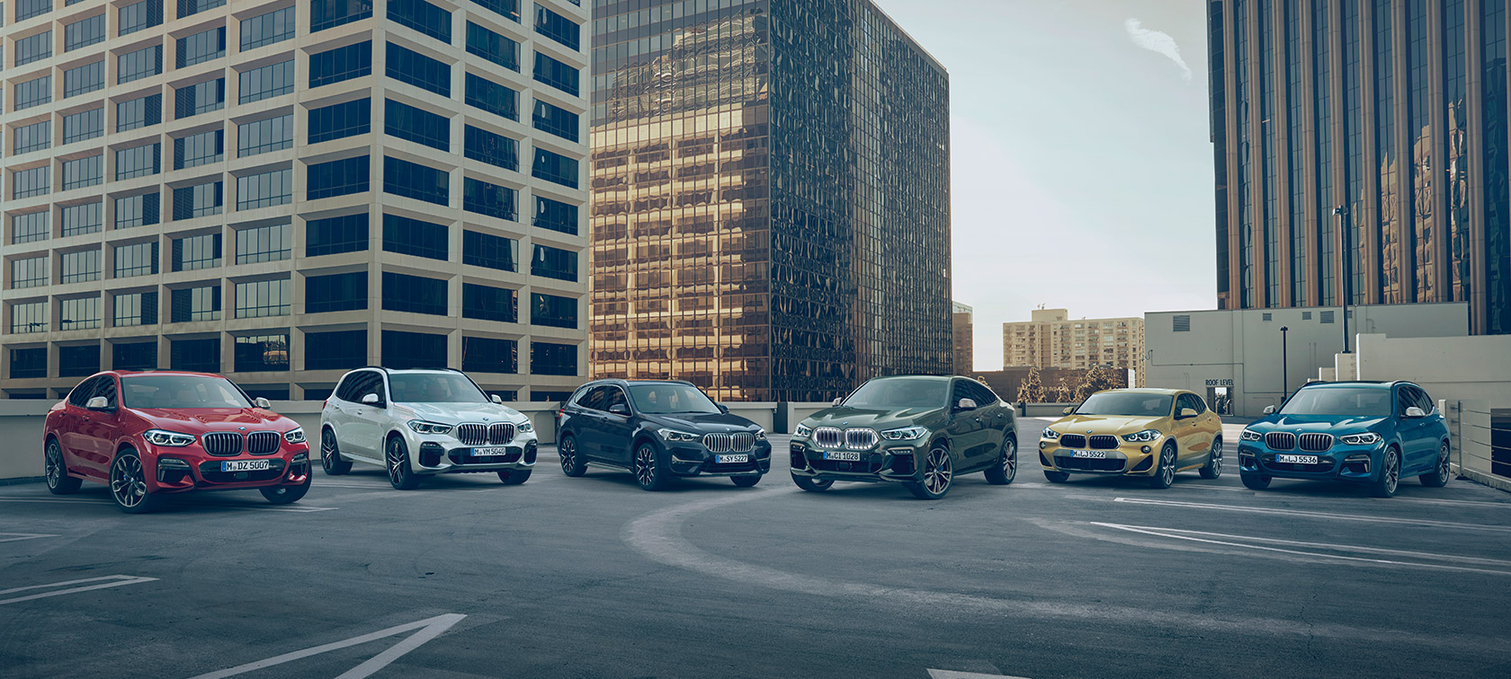BMW X ビルの前のパーキングにて BMW X シリーズ、BMW X ビルの前のパーキングにて