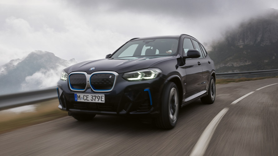 BMW X シリーズ、BMW iX3 G08 第一世代 斜めからのフロント・ビュー 走行中 BMW X シリーズ、BMW iX3 G08 第一世代 斜めからのフロント・ビュー 走行中