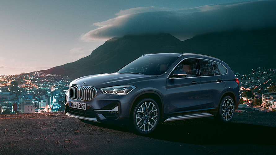 BMW X1 F48 第二世代 斜めからのサイド・ビュー 街の中で BMW X シリーズ BMW X1 F48 第二世代 斜めからのサイド・ビュー 街の中で