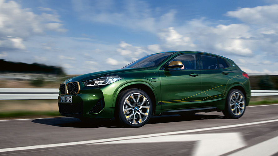 BMW X2 F39 第一世代 斜めからのフロント・ビュー ストリートを走行中 BMW X シリーズ、BMW X2 F39 第一世代 斜めからのフロント・ビュー ストリートを走行中