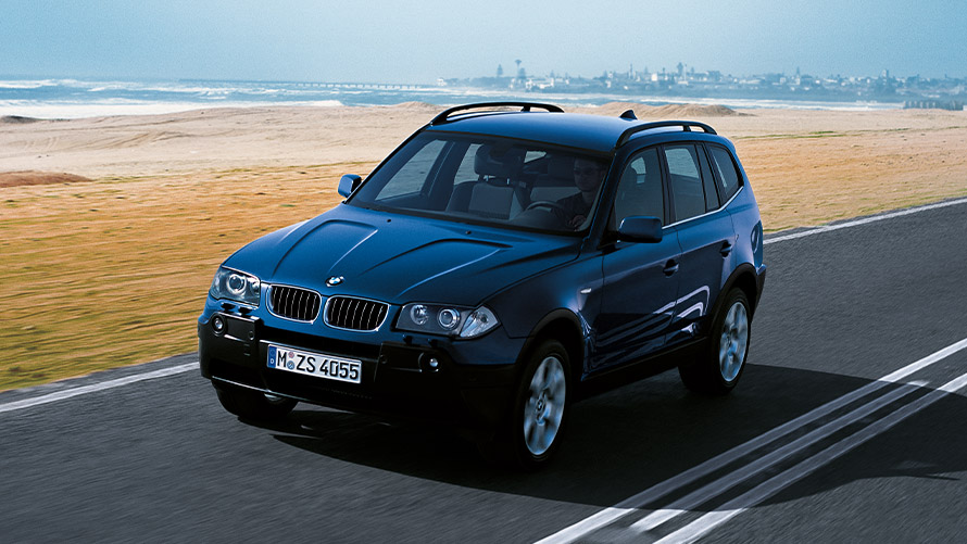 BMW X3 E83 第一世代 斜めからのフロント・ビュー ストリートを走行中 BMW X シリーズ、BMW X3 E83 第一世代 斜めからのフロント・ビュー ストリートを走行中