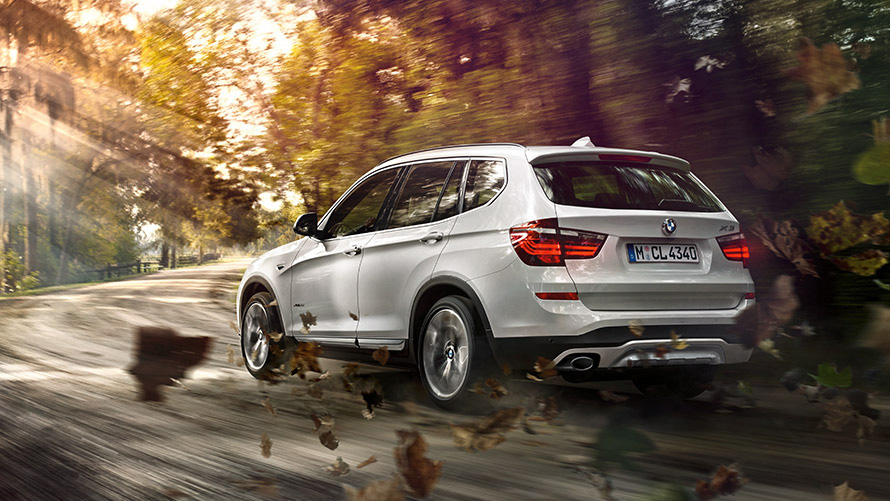 BMW X3 F25 第二世代 斜めからのリア・ビュー ストリートを走行中 BMW X シリーズ、BMW X3 F25 第二世代 斜めからのリア・ビュー ストリートを走行中