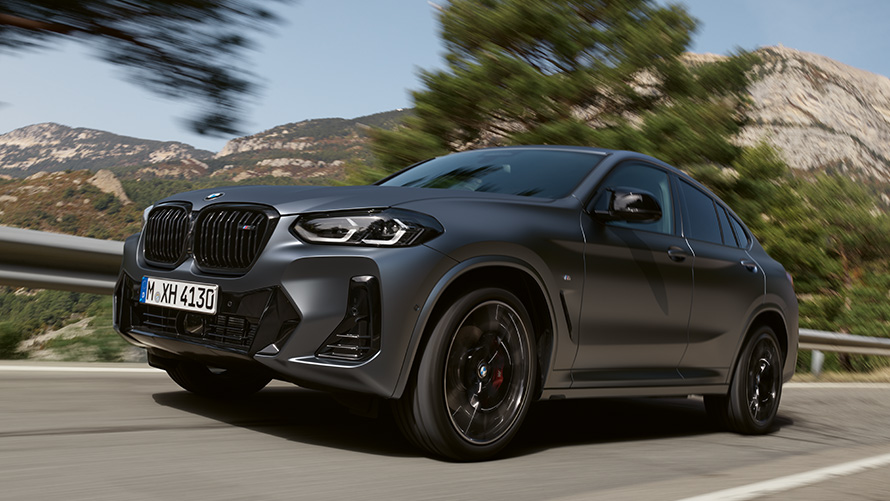 BMW X4 G02 第二世代 斜めからのサイド・ビュー ストリートを走行中 BMW X シリーズ BMW X4 G02 第二世代 斜めからのサイド・ビュー ストリートを走行中