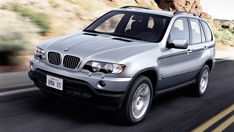 BMW X5 E53 第一世代 斜めからのフロント・ビュー ストリートを走行中 BMW X シリーズ、BMW X5 E53 第一世代 斜めからのフロント・ビュー ストリートを走行中