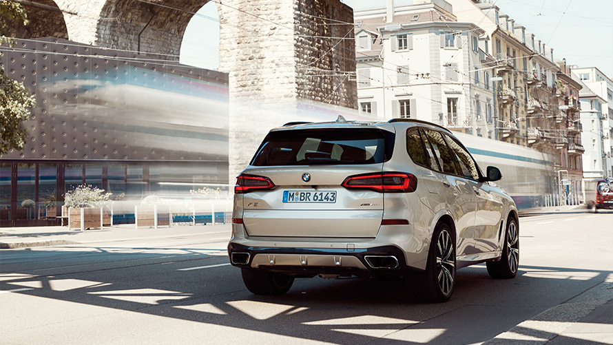 BMW X5 G05 第四世代 ビルの前にて斜めからのリア・ビュー BMW X シリーズ、BMW X5 G05 第四世代 ビルの前にて斜めからのリア・ビュー