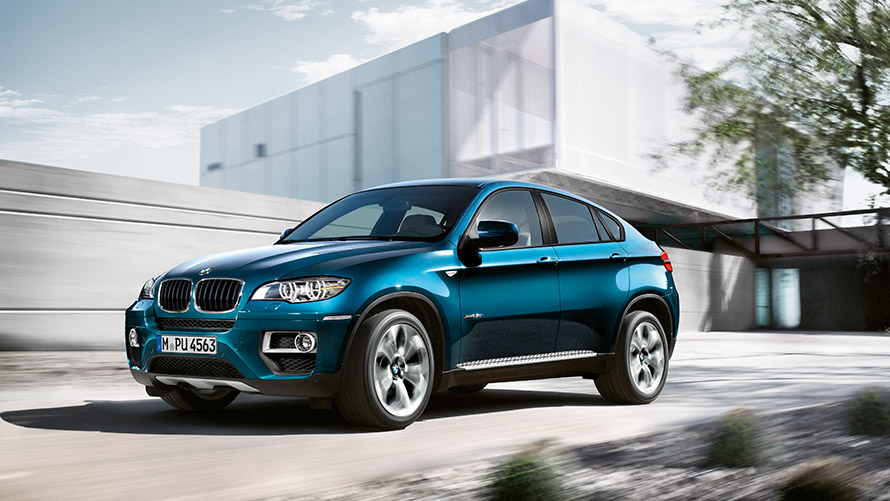 BMW X6 E71 第一世代 ビルの前にて斜めからのサイド・ビュー BMW X シリーズ、BMW X6 E71 第一世代 ビルの前にて斜めからのサイド・ビュー