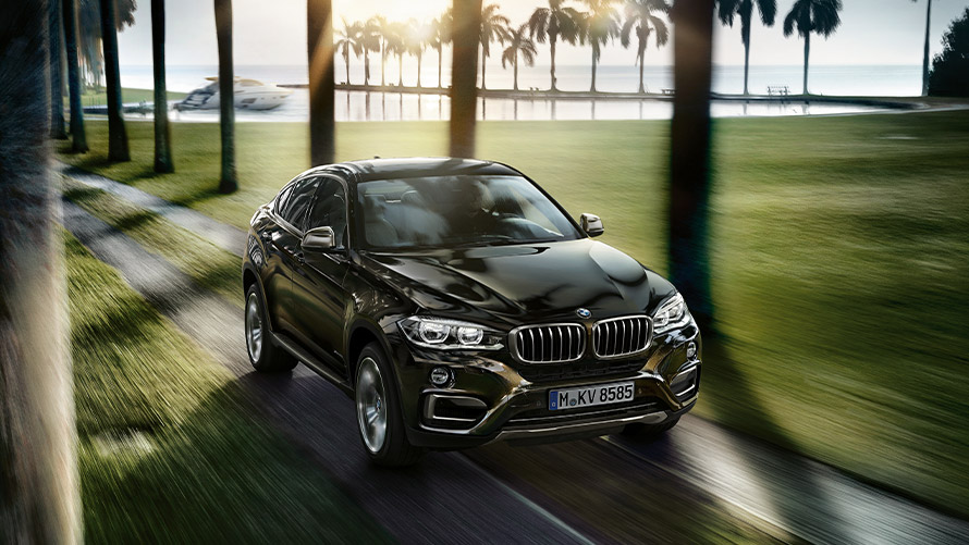 BMW X6 F16 第二世代 走行中斜めからのフロント・ビュー BMW X シリーズ、BMW X6 F16 第二世代 走行中斜めからのフロント・ビュー