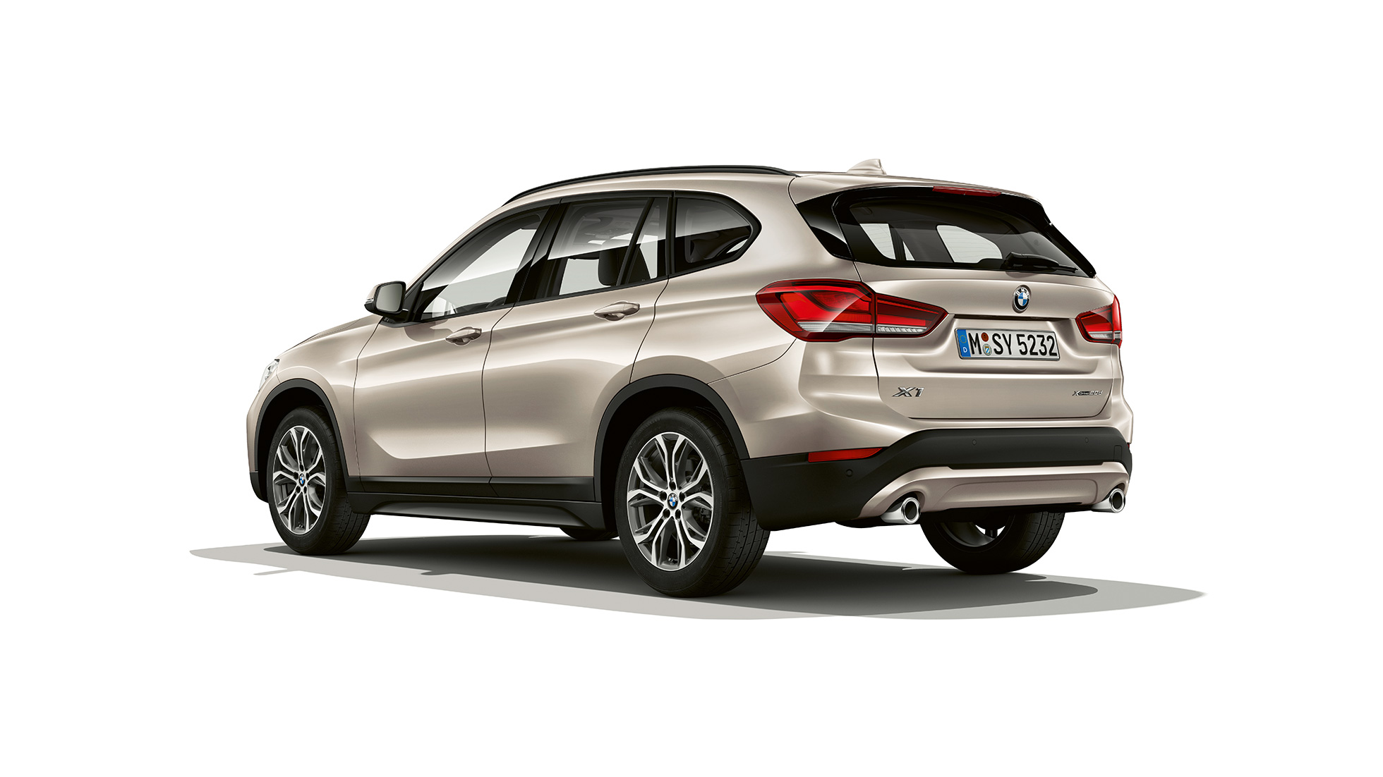 BMW X1、Advantageモデル、4分の3リヤショット。F48 BMW X1、Advantageモデル、スタジオでの4分の3フロントショット F48