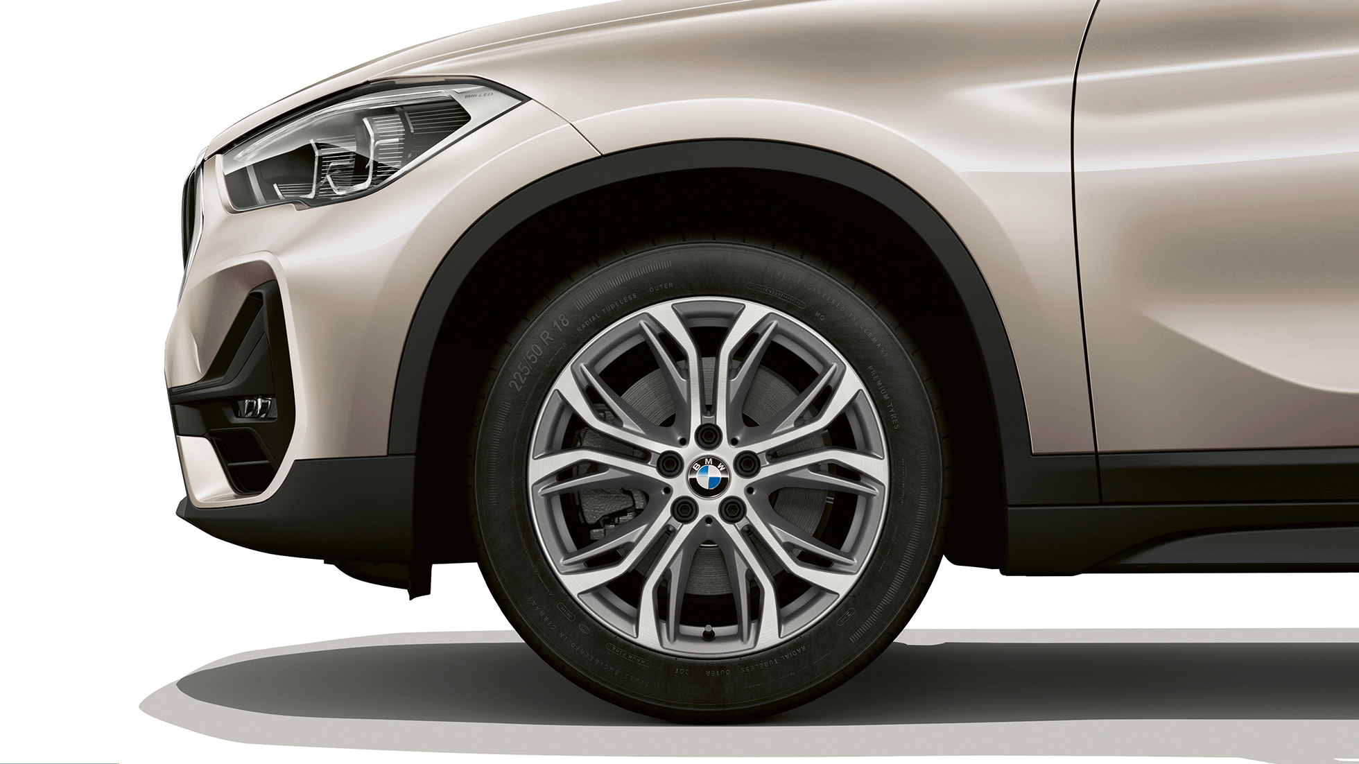 BMW X1、Advantageモデル、軽合金ホイール F48 BMW X1、Advantageモデル、サイドショット、軽合金ホイールのクローズアップ F48