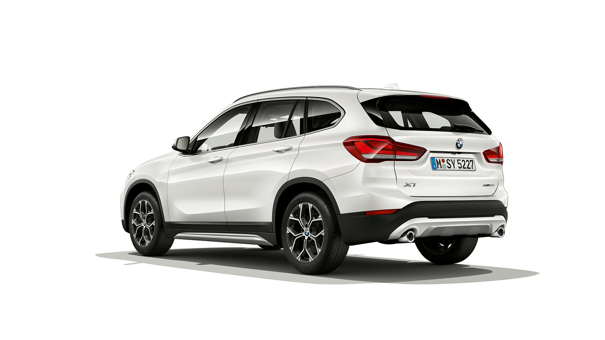 BMW X1、xLineモデル、4分のリヤ3フロントショット F48 BMW X1、xLineモデル、スタジオでの4分の3リヤショット F48