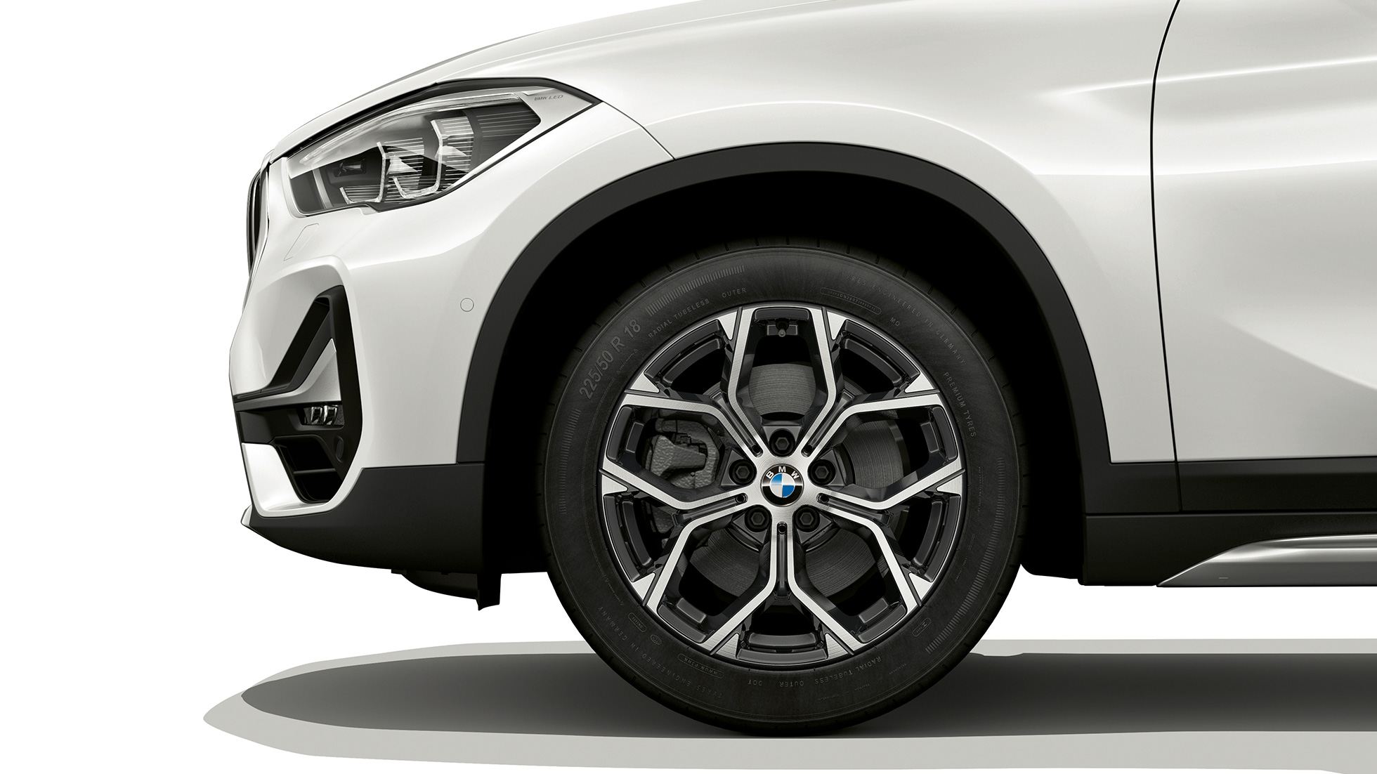 BMW X1、xLineモデル、軽合金ホイール F48 BMW X1、xLineモデル、サイドショット、軽合金ホイールのクローズアップ F48