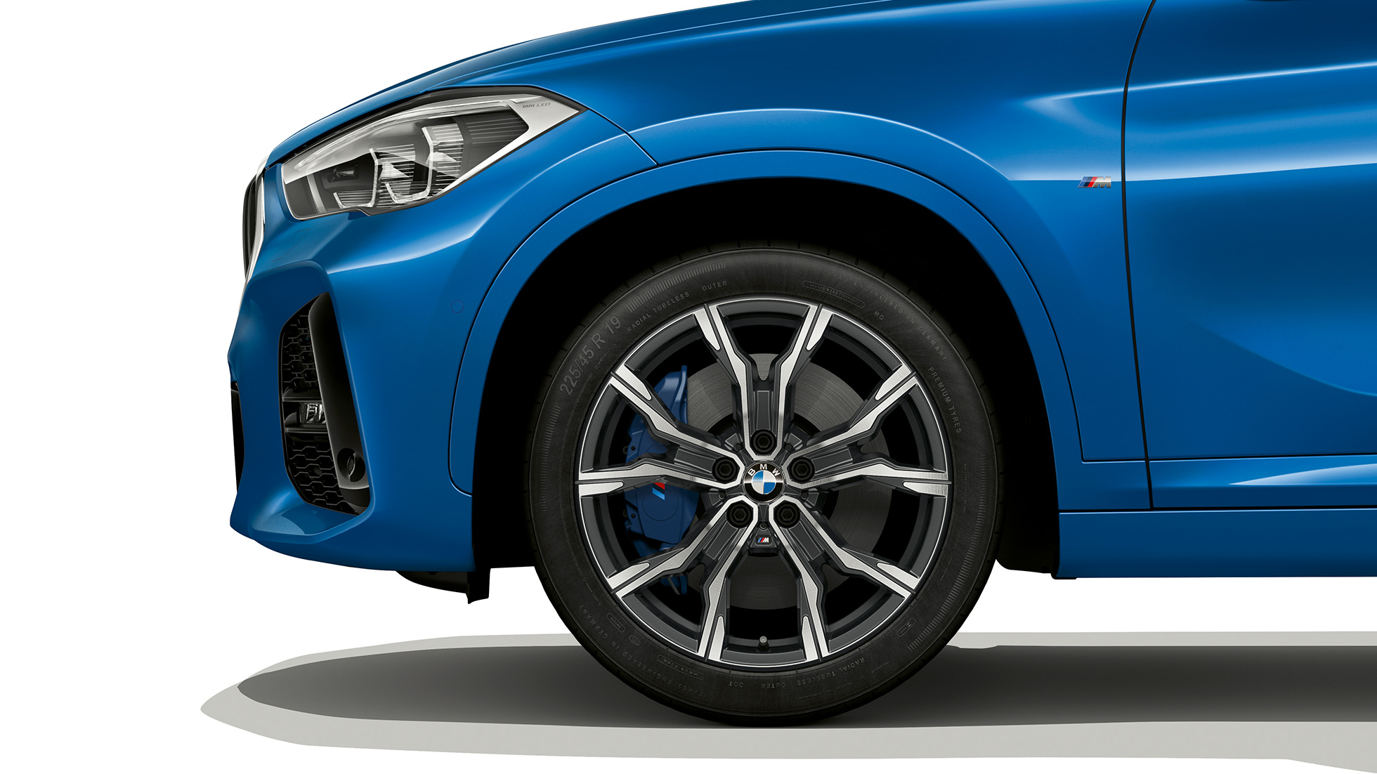 BMW X1、M Sport モデル、軽合金ホイール F48 BMW X1、M Sport モデル、サイドショット、軽合金ホイールのクローズアップ F48