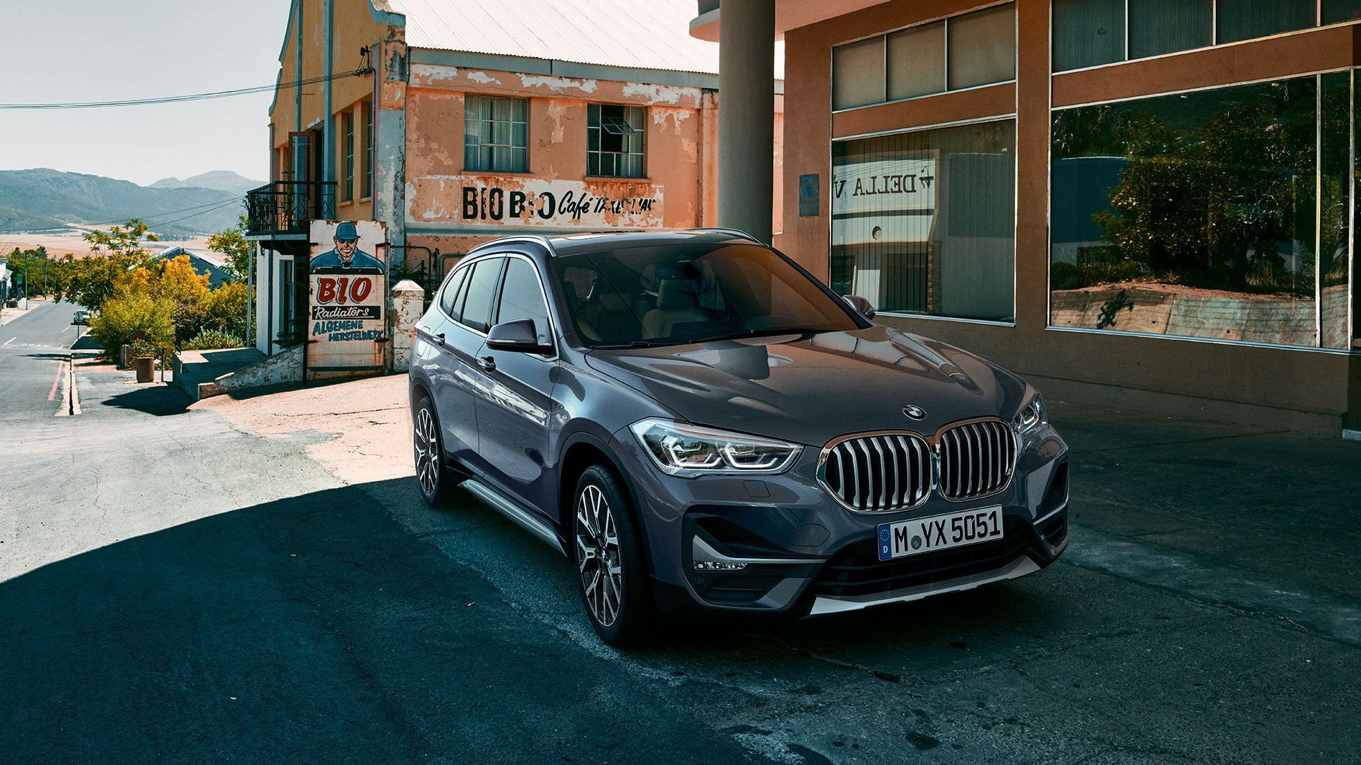 BMW X1、4分の3フロントショット。F48 BMW X1、4分の3フロントショット、都市の風景の前で。F48