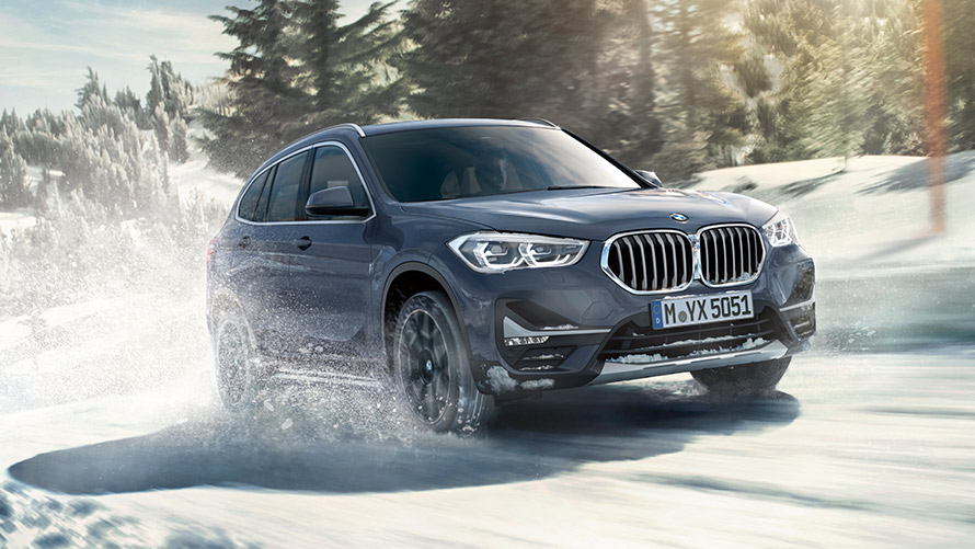 BMW X1 xDrive20i F48 LCI BMW Individual ストーム・ベイメタリック、冬の景観の中で走行中 BMW X1 xDrive20i F48 LCI BMW Individual ストーム・ベイメタリック、冬の景観の中で走行中