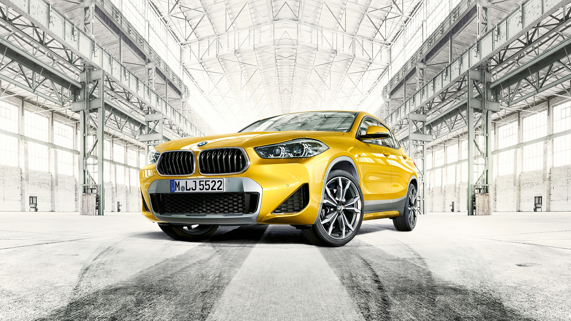 斜めからのフロント・ビュー BMW X2 F39 斜めからのフロント・ビュー BMW X2 2018 F39 ガルバニック・ゴールド・メタリック
