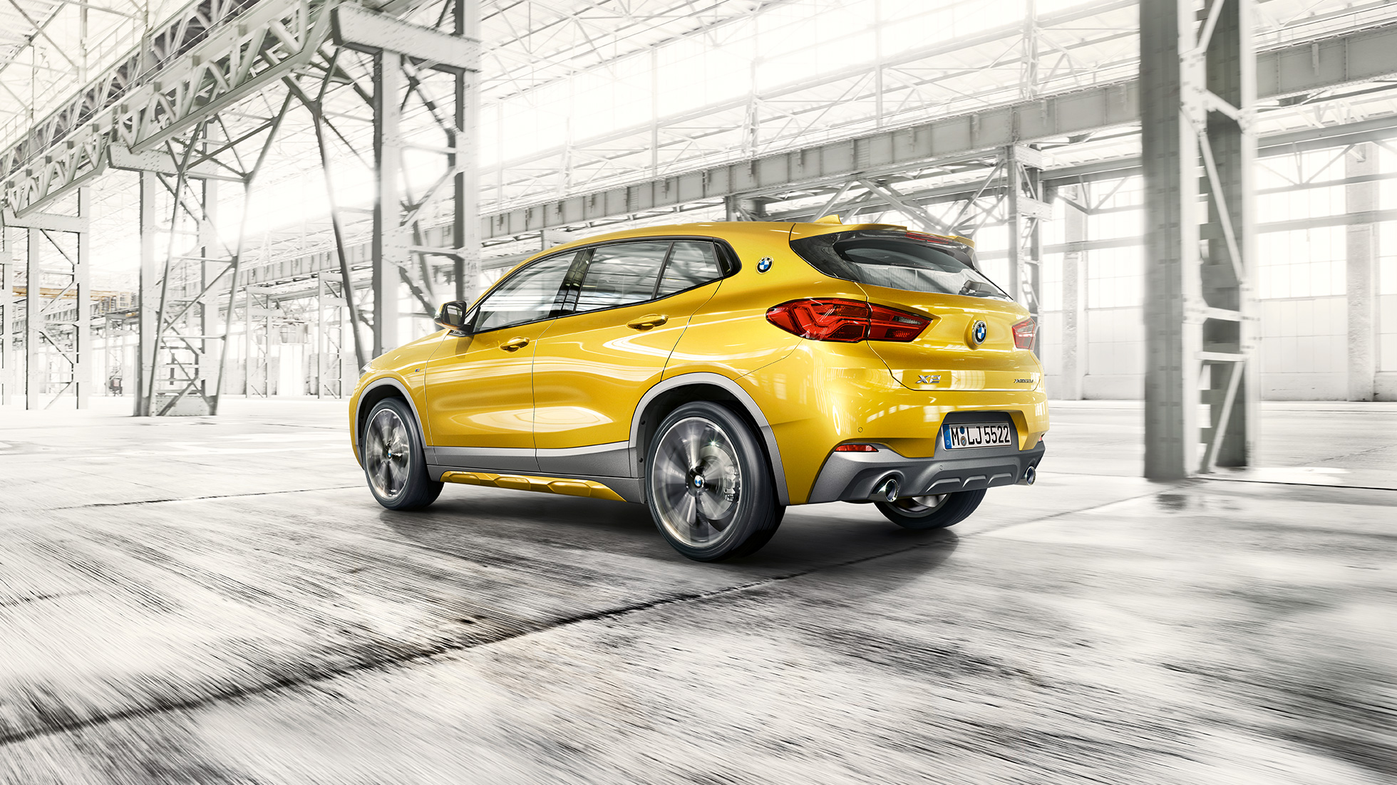 BMW X2 F39 斜めからのサイド・ビュー BMW X2 2018 F39 ガルバニック・ゴールド・メタリック 斜めからのサイド・ビュー
