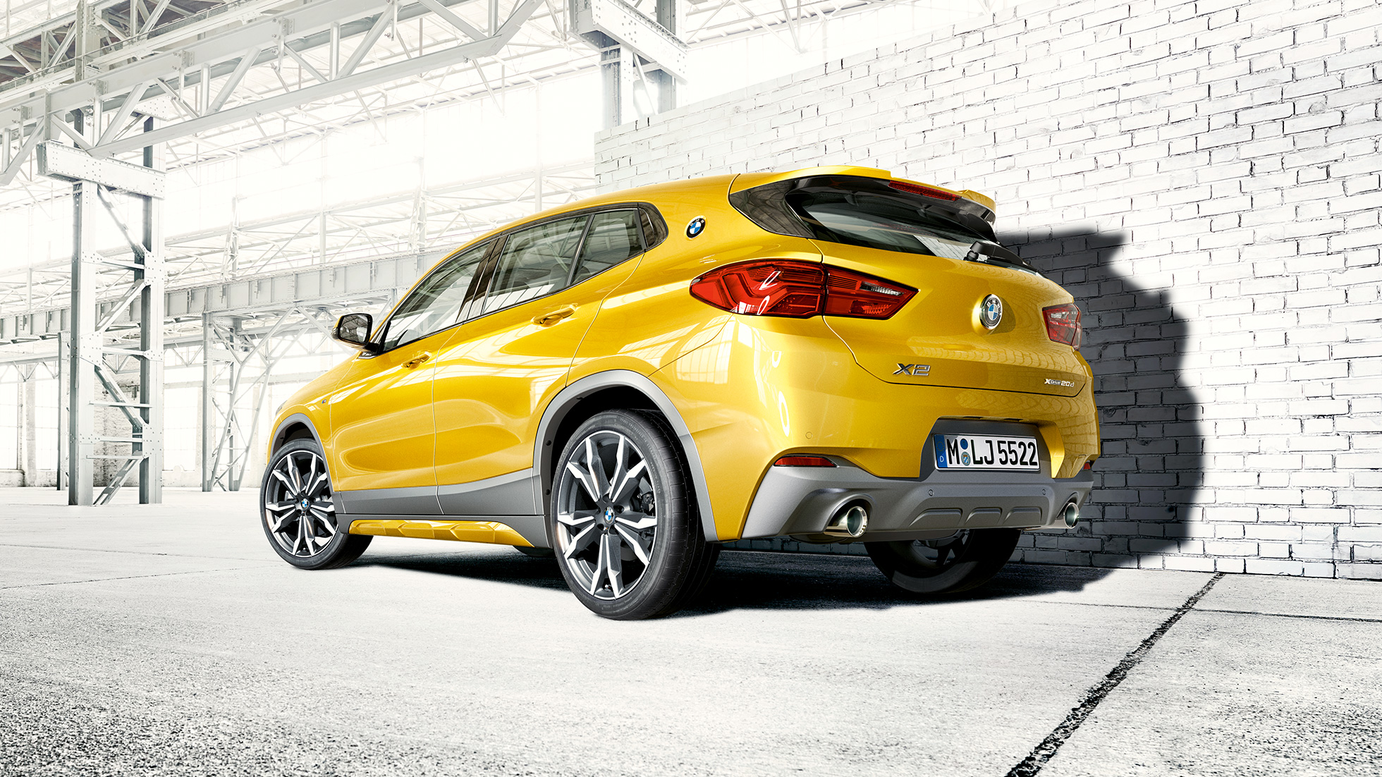 リヤ・ビュー BMW X2 F39 BMW X2 2018 F39 ガルバニック・ゴールド・メタリック リヤ・ビュー