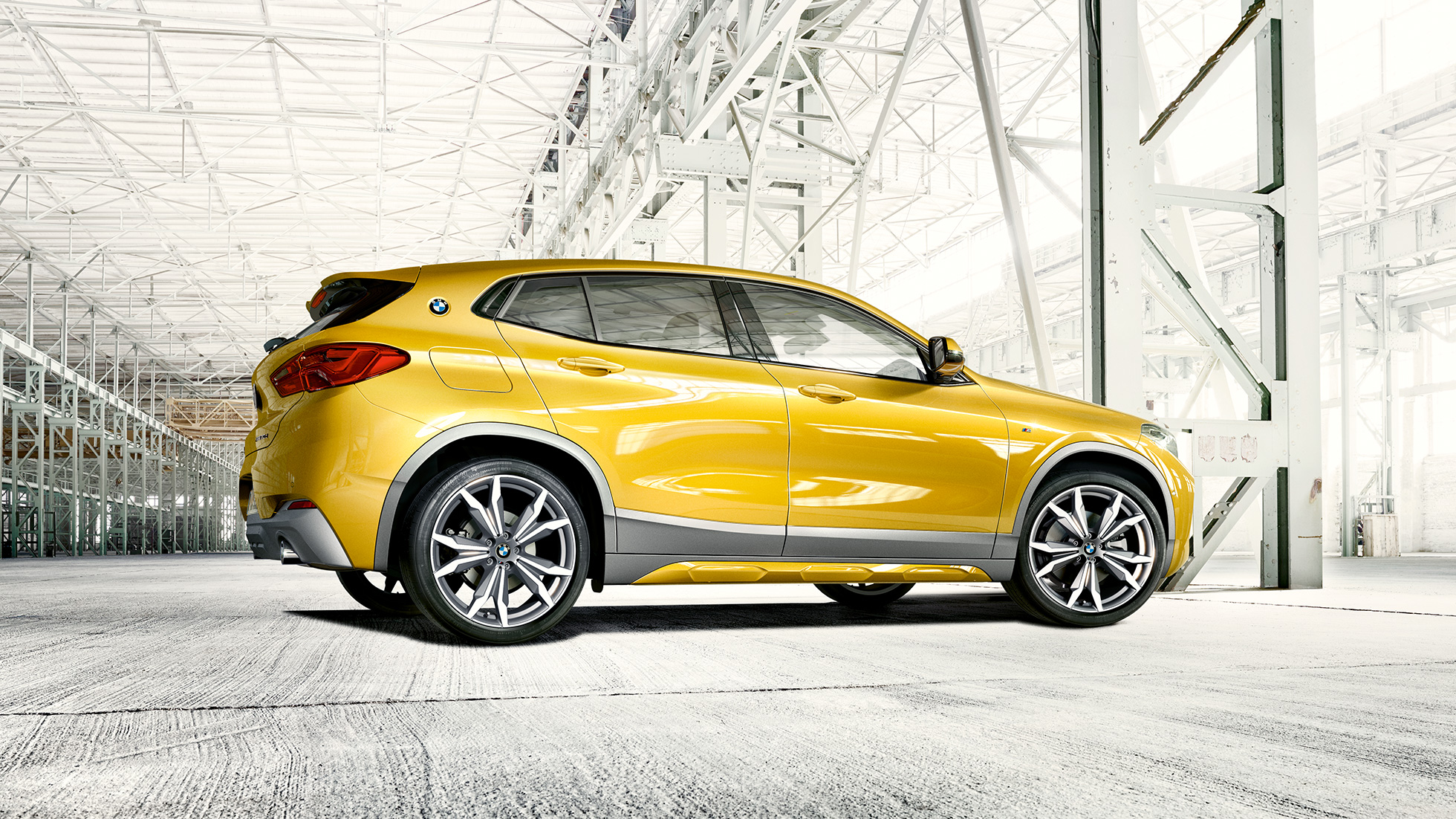サイド・ビュー BMW X2 F39 BMW X2 2018 F39 ガルバニック・ゴールド・メタリック サイド・ビュー