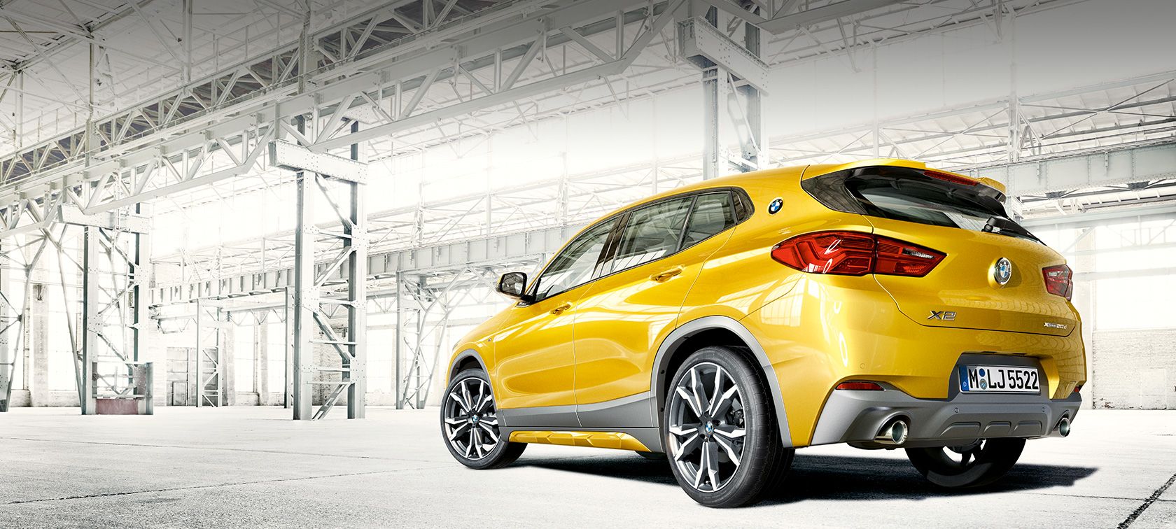 BMW X2 SUV F39 斜めからのサイド・ビュー BMW X2 SUV 2018 F39 ガルバニック・ゴールド・メタリック 斜めからのサイド・ビュー