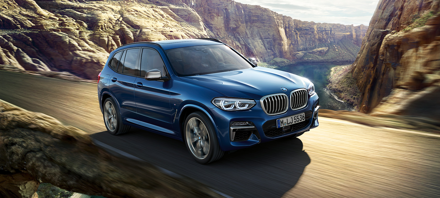 BMW X3 M40i SUV、渓谷を背景にしたドライビング・ショット BMW X3 M40i SUV、渓谷を背景にしたドライビング・ショット
