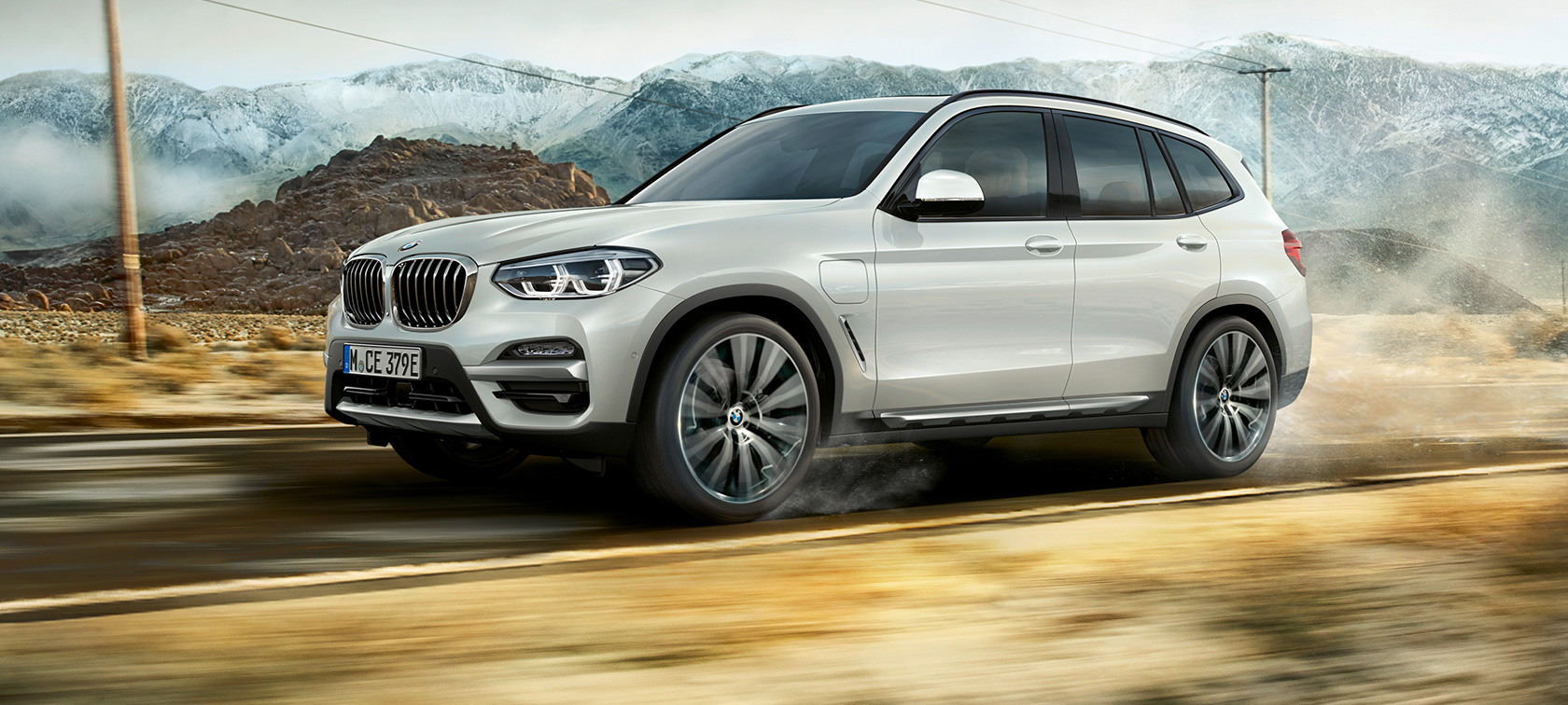 カーブを走行するBMW X3 xDrive30e SUV カーブを走行するBMW X3 xDrive30e SUV
