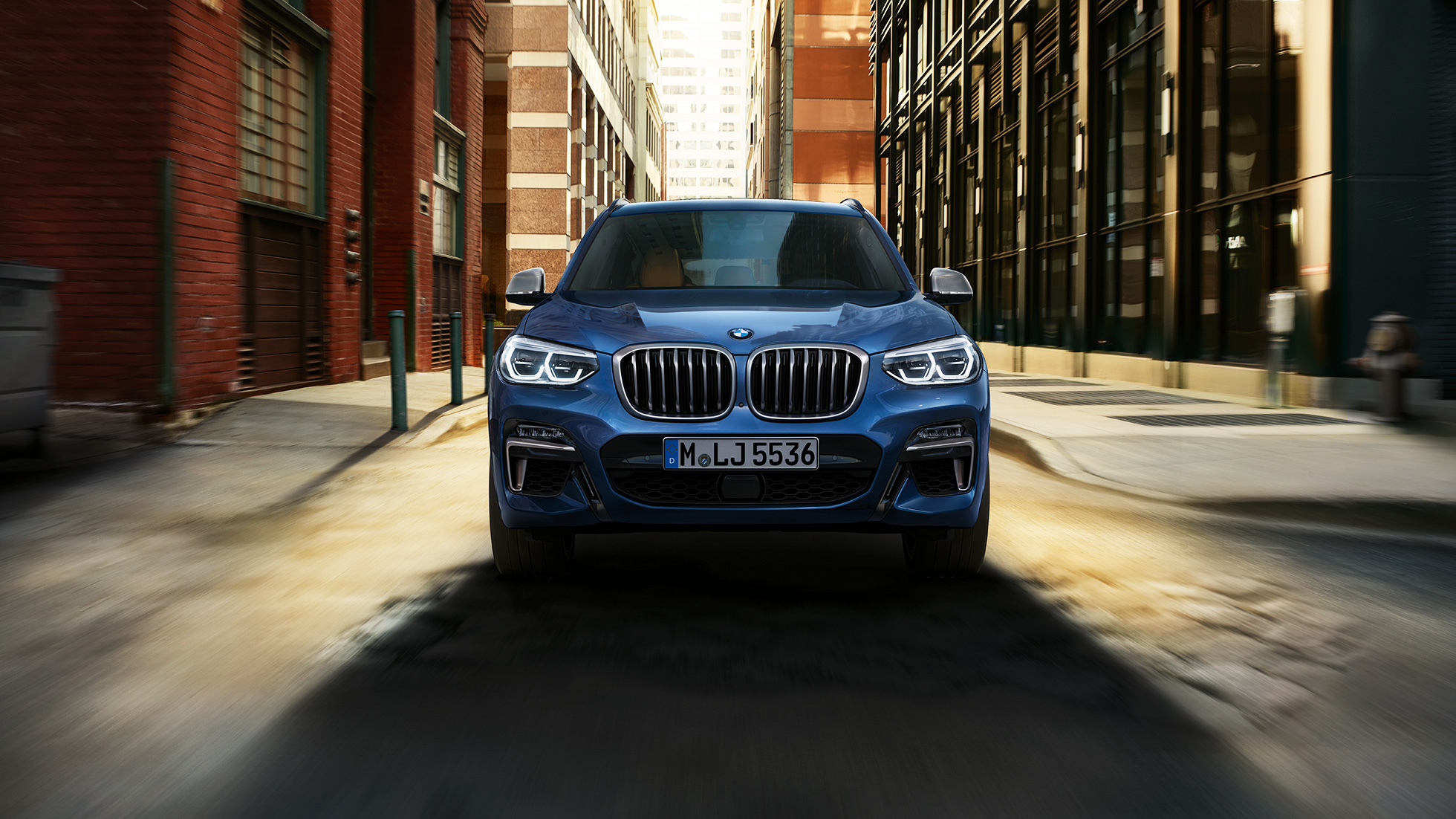 BMW X3 M40i、市街地を背景にしたフロント・ショット BMW X3 M40i、市街地を背景にしたフロント・ショット