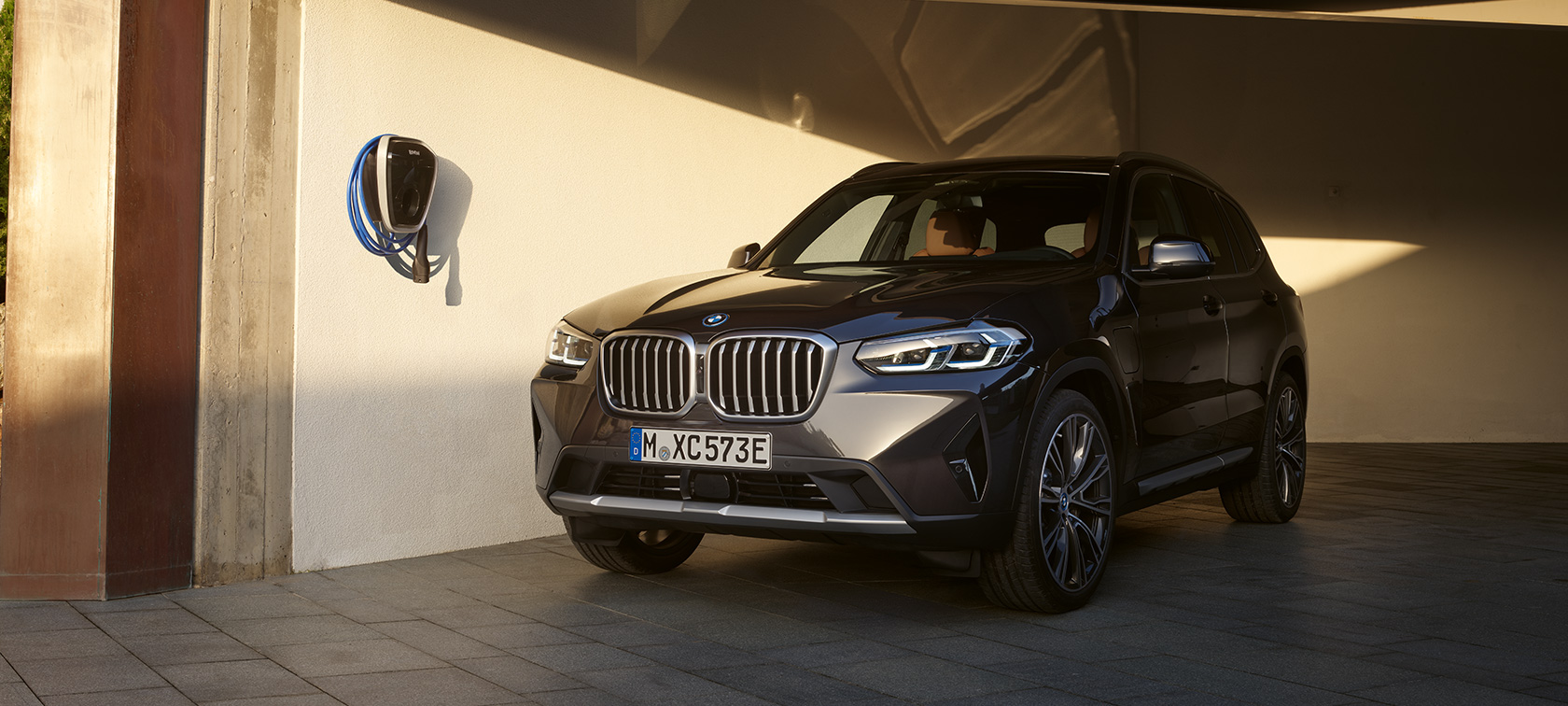 プラグイン・ハイブリッド BMW X3 xDrive30e G01 ソフィスト・グレー 2021 プラグイン・ハイブリッド BMW X3 xDrive30e G01 ソフィスト・グレー 斜めからのフロント・ビュー 停車中 2021