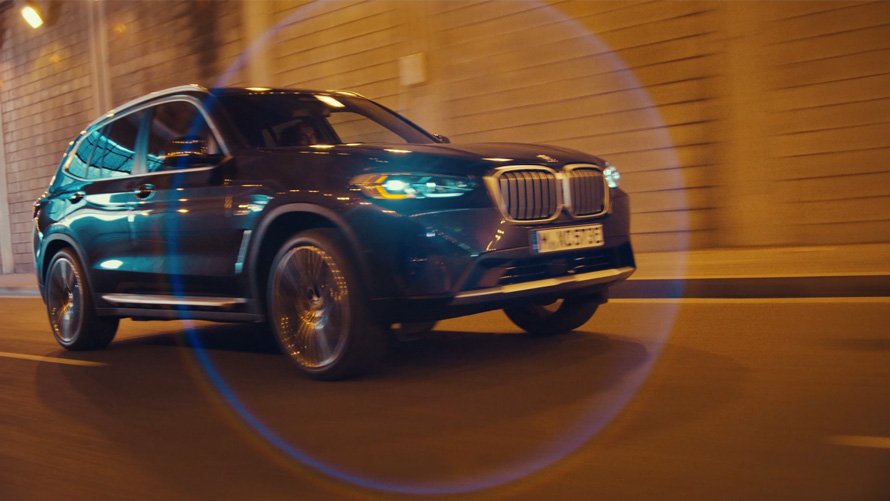 BMW X3 G01 ドライビング・ダイナミクス ソフィスト・グレー2021 BMW X3 G01 ドライビング・ダイナミクス 斜めからのフロント・ビュー ソフィスト・グレー2021