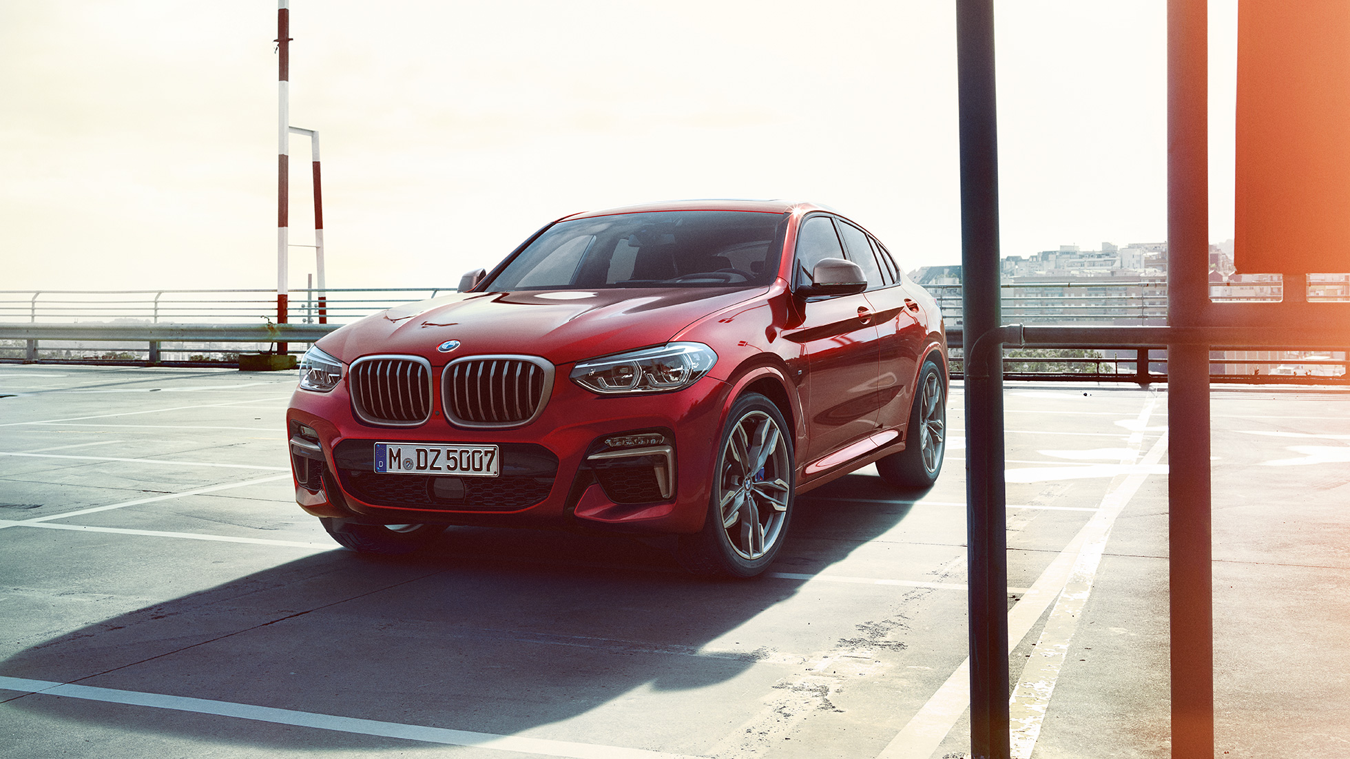 BMW X4 エクステリア BMW X4 M40i G02 2018 フラメンコ・レッド・ブリリアント・エフェクト 斜めからのフロント・ビュー