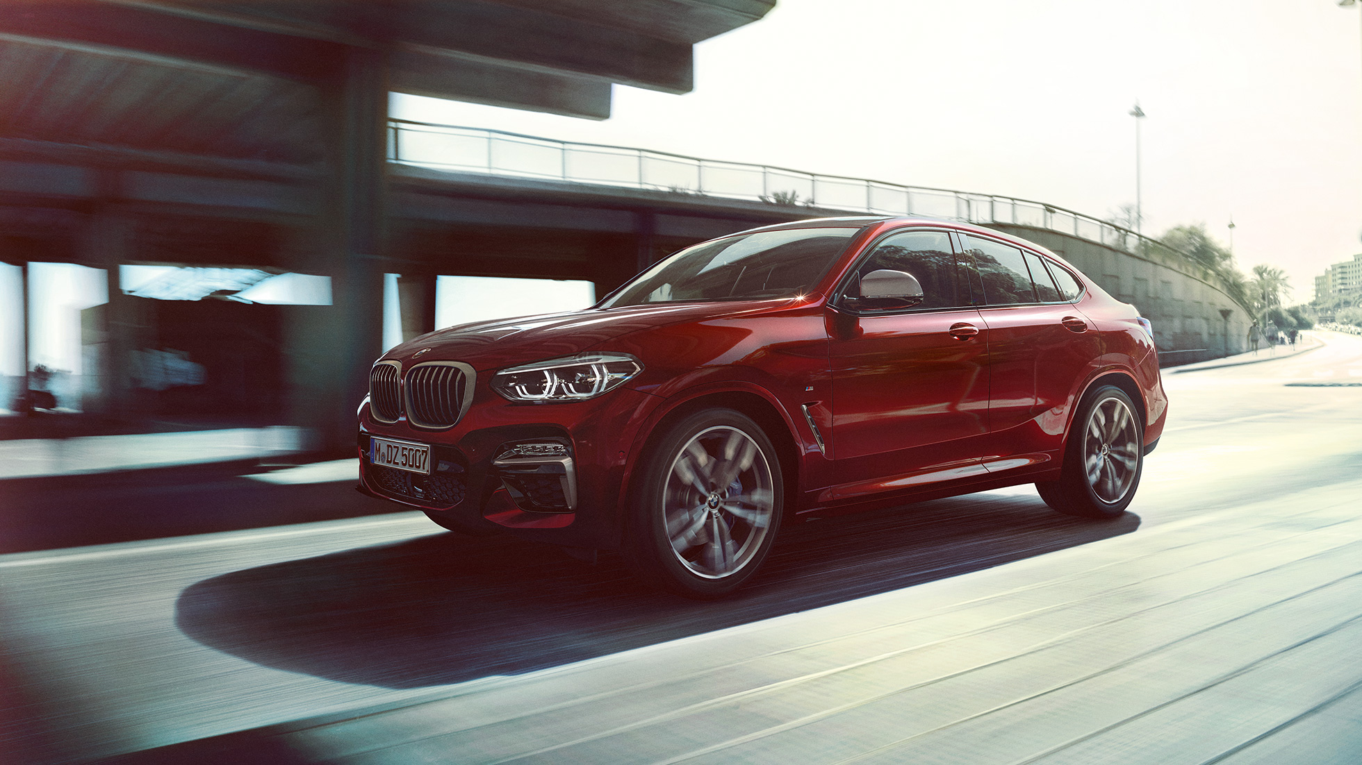ダイナミックなフロント BMW X4 BMW X4 M40i G02 2018 フラメンコ・レッド・ブリリアント・エフェクト 斜めからのフロント・ビュー