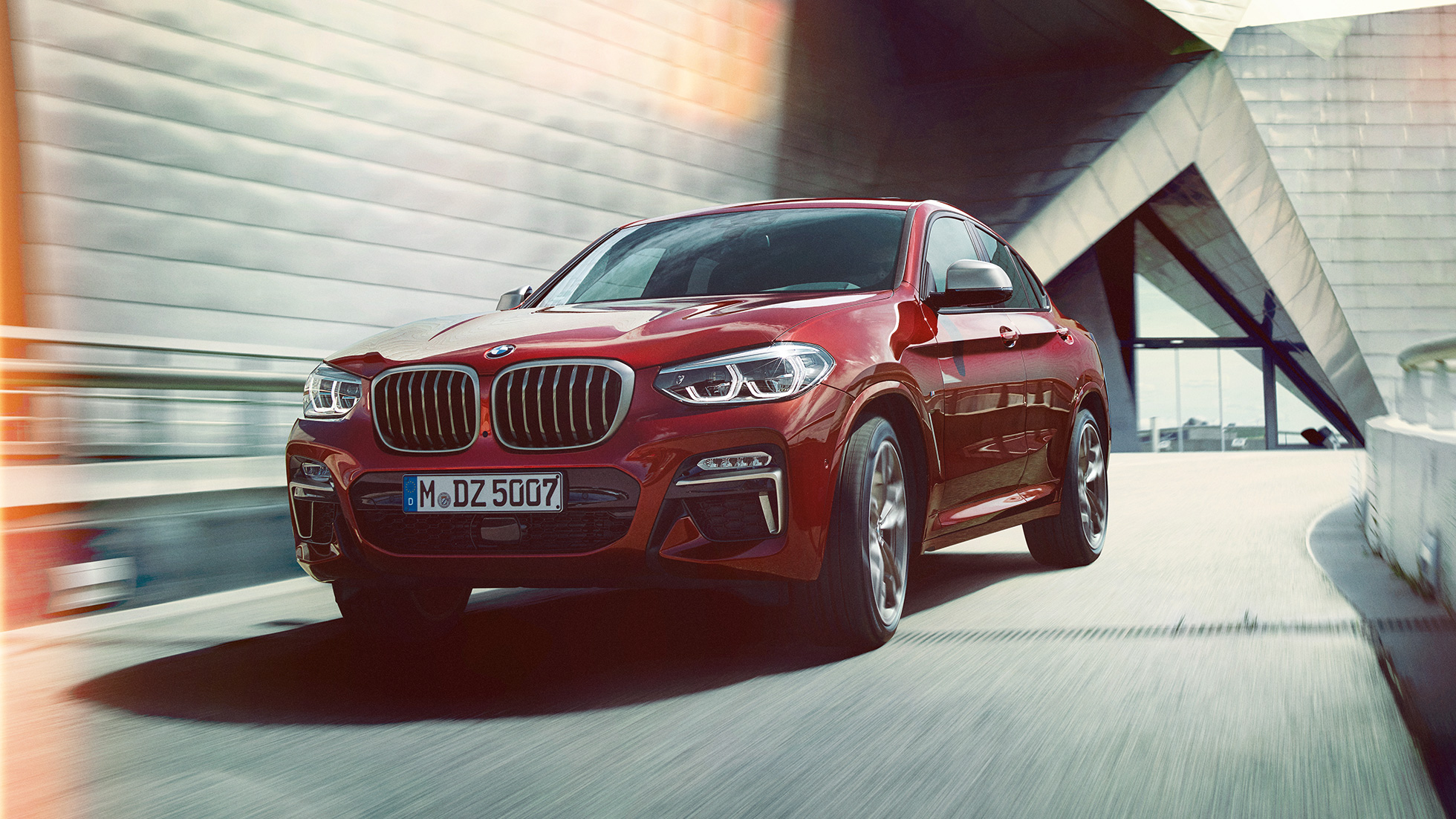 斜めからのフロント・ビュー BMW X4 BMW X4 M40i G02 2018 フラメンコ・レッド・ブリリアント・エフェクト 斜めからのフロント・ビュー