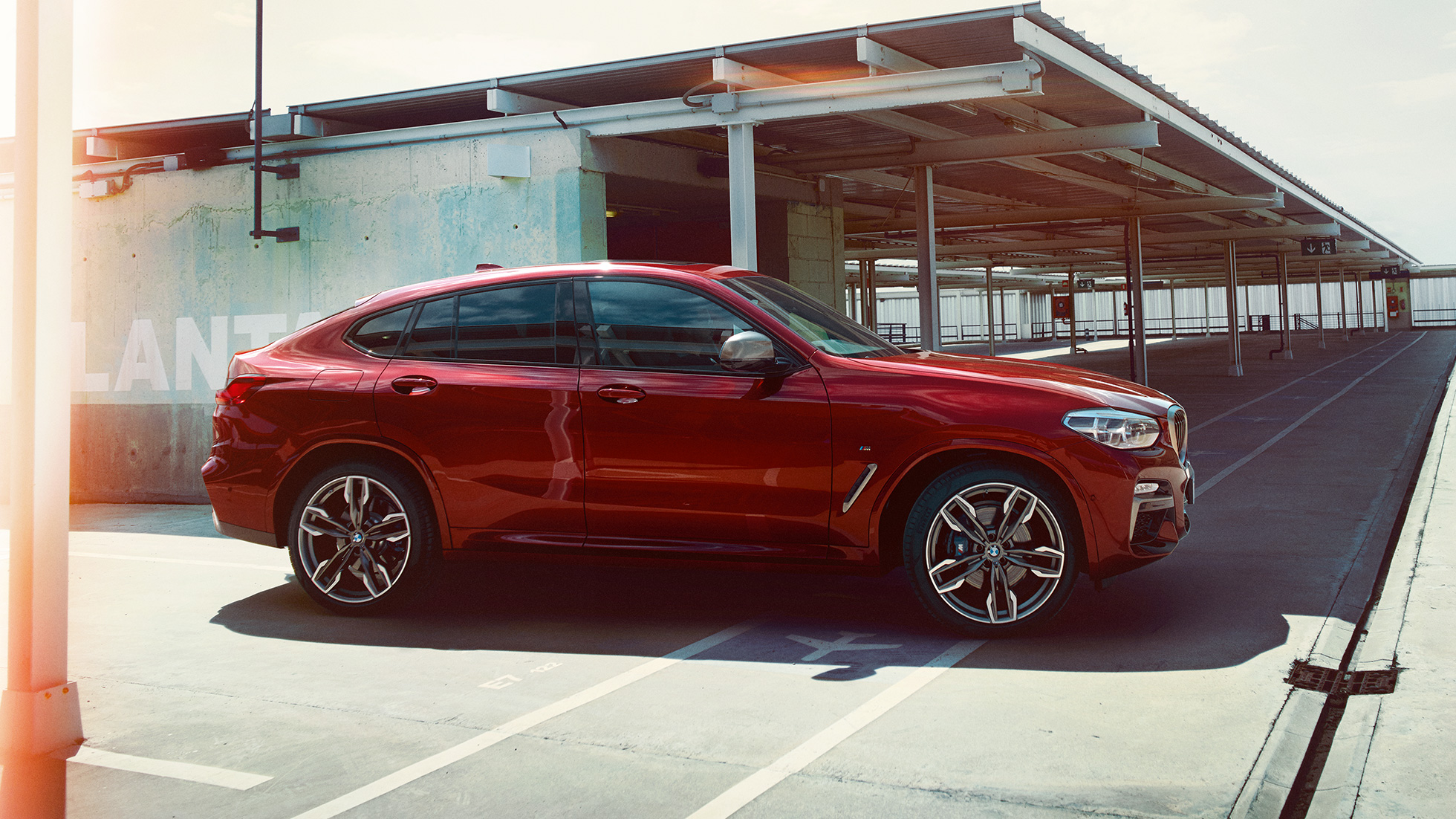 スポーティなシルエット BMW X4 スポーティなシルエット BMW X4 M40i G02 2018 フラメンコ・レッド・ブリリアント・エフェクト サイド・ビュー