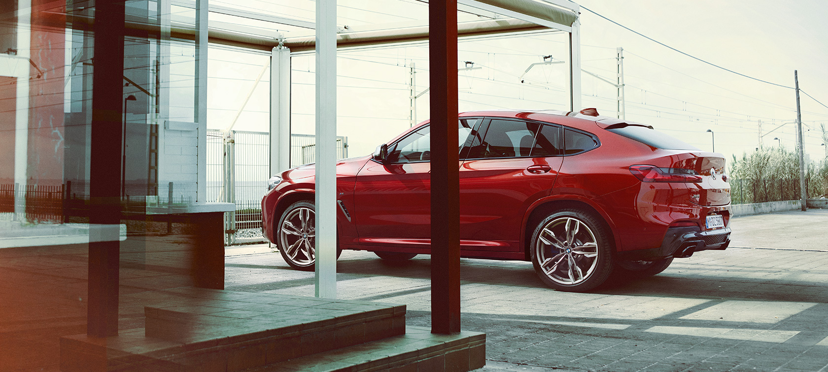 BMX X4 サイド・ビュー BMW X4 M40i G02 2018 フラメンコ・レッド・ブリリアント・エフェクト サイド・ビュー パーキング