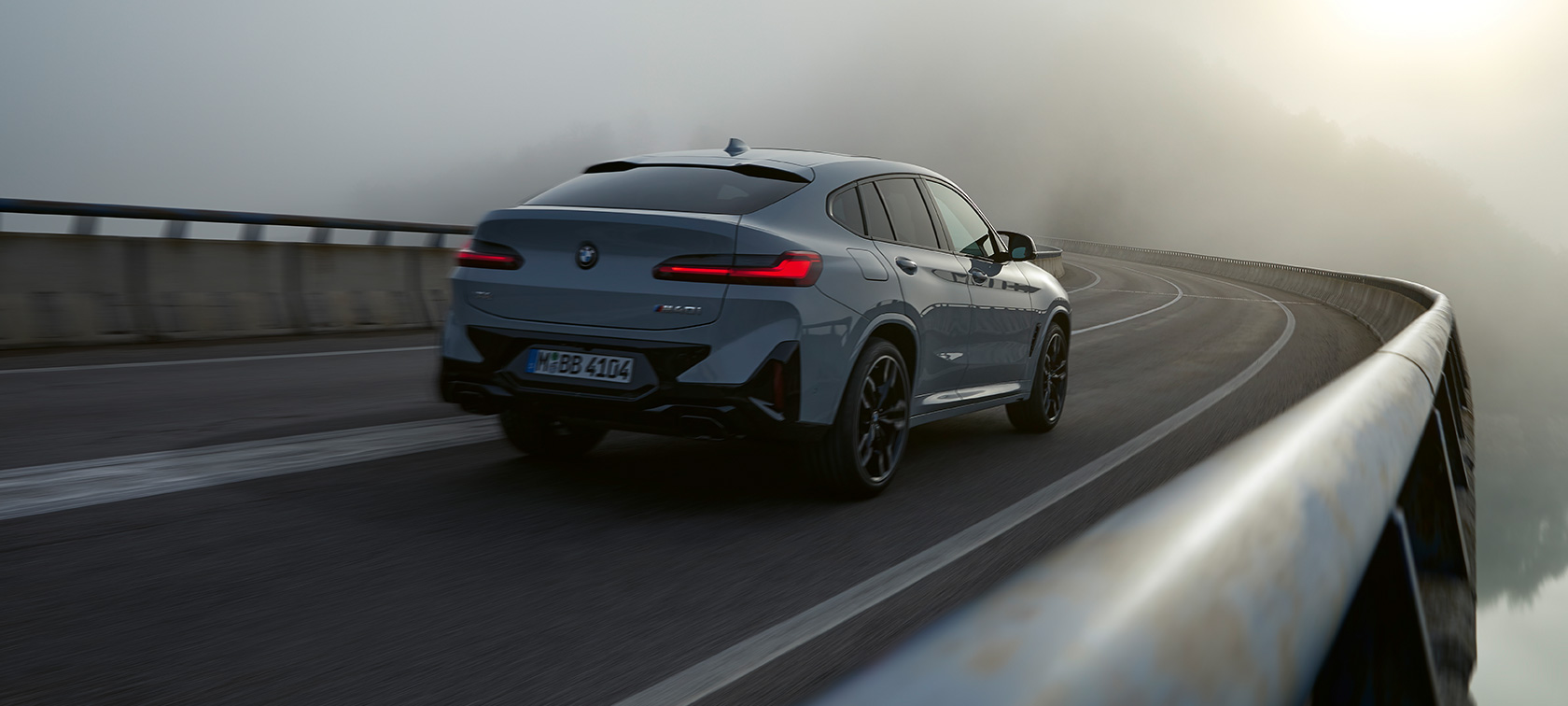 BMW X4 G02 ファイナンシャル・サービス 2021 BMW X4 G02 ファイナンシャル・サービス ブルックリン・グレー 斜めからのリヤ・ビュー 走行中 2021
