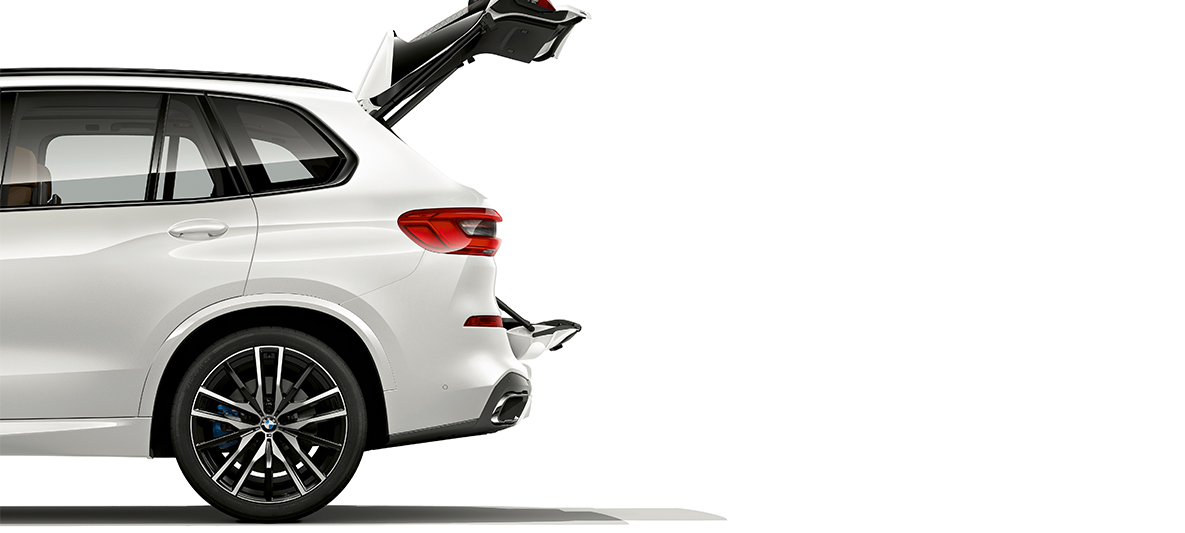 テールゲートを開いたBMW X5 テールゲート部分を開いたBMW X5の側面からのショット