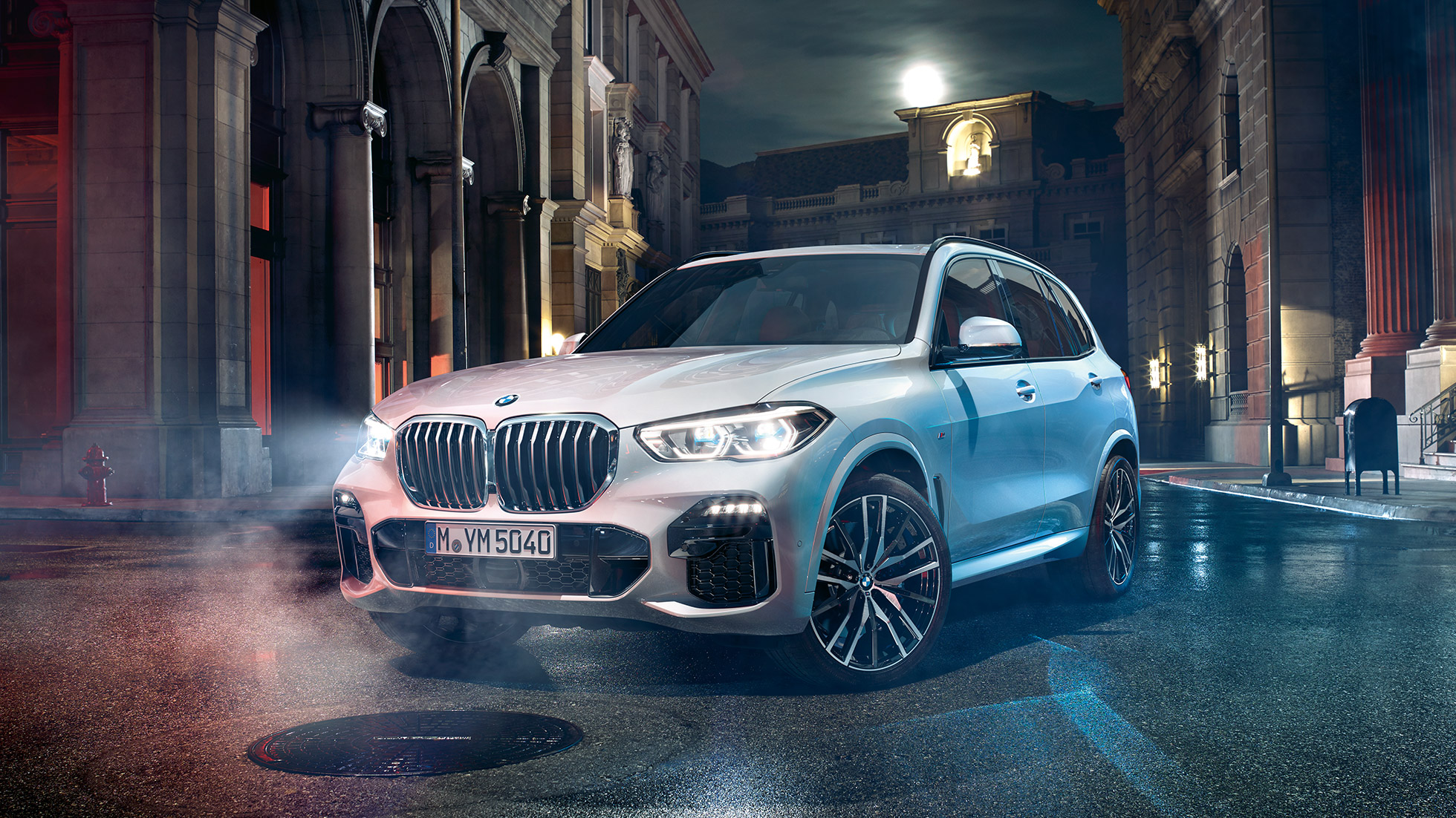 BMW X5 斜めからのフロント・ビュー BMW X5 G05 2018 ミネラル・ホワイト・メタリック 斜めからのフロント・ビュー 夜間に佇む