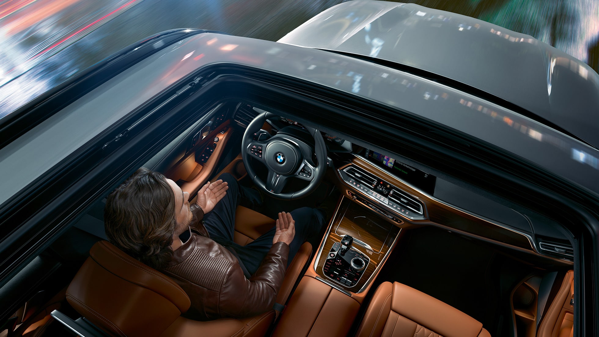 パノラマ・ガラス・サンルーフ越しのビュー BMW X5 BMW X5 G05 2018 ミネラル・ホワイト・メタリック パノラマ・ガラス・サンルーフ越しの上空からのビュー