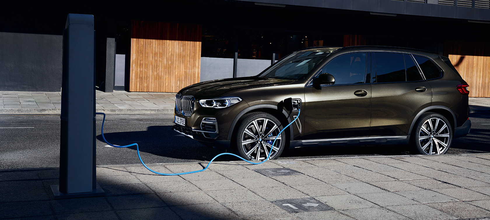 BMW X5 xDrive45e G05プラグイン・ハイブリッド 斜めからのサイド・ビュー BMW X5 xDrive45e G05プラグイン・ハイブリッド 斜めからのサイド・ビュー 充電中