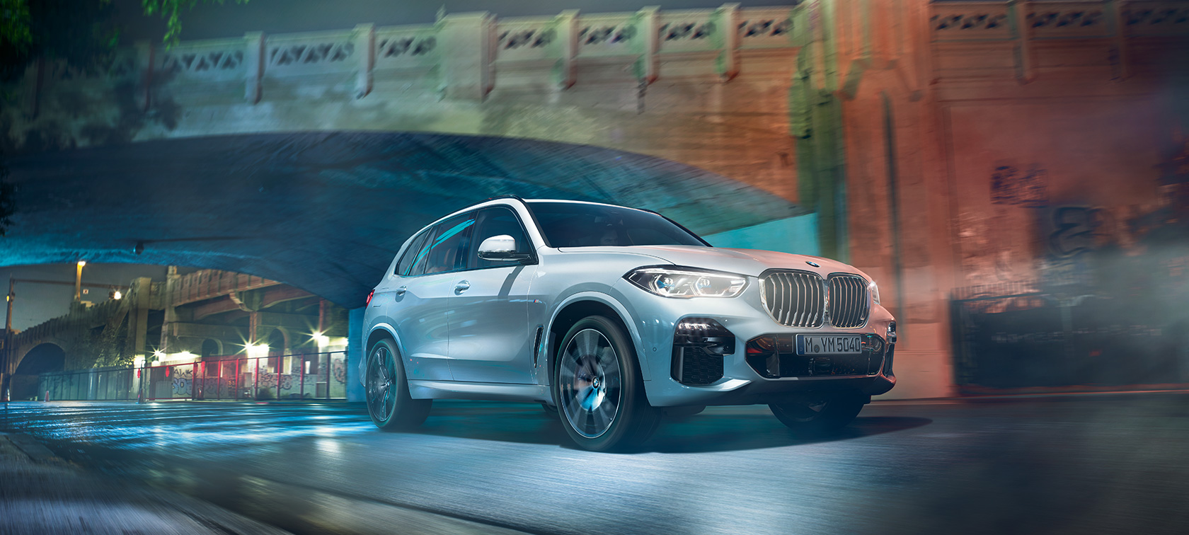 BMW X5 G05 2018 ミネラル・ホワイト・メタリック 斜めからのフロント・ビュー 夜間走行中