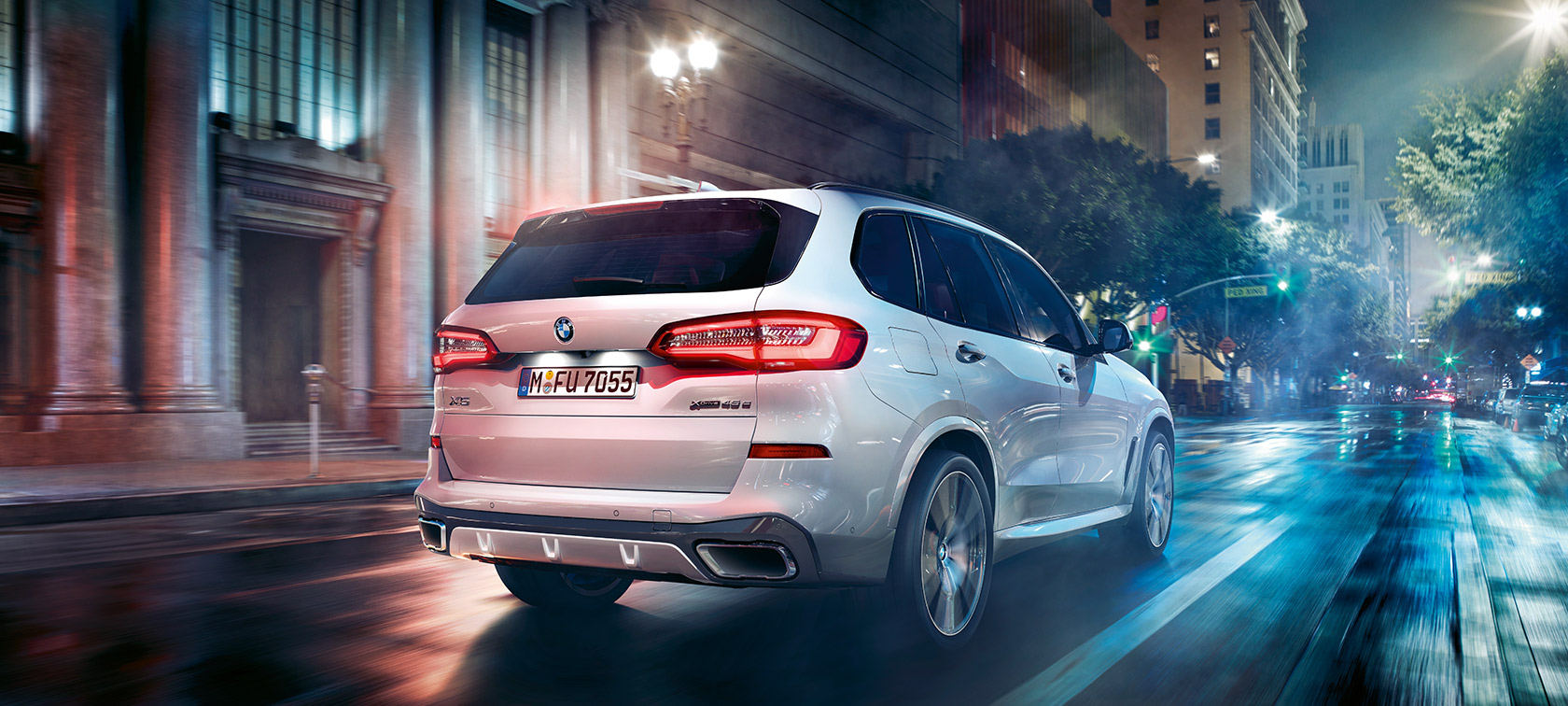BMW X5 斜めからのリヤ・ビュー 走行中 BMW X5 G05 2018 ミネラル・ホワイト・メタリック 斜めからのリヤ・ビュー 走行中