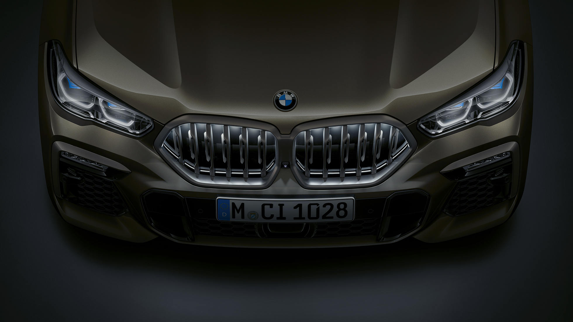 BMW X6フロント。G06 BMW X6フロントのクローズアップ俯瞰図。BMW「アイコニックグロー」キドニーグリルが見て取れる。G06