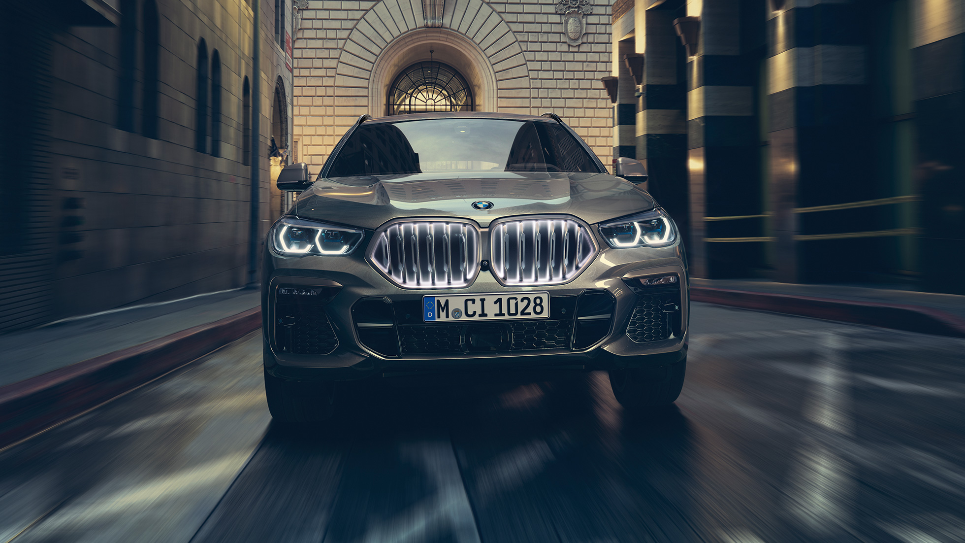 BMW X6、BMW「アイコニックグロー」キドニーグリルを装着。 BMW X6フロントビュー、ある都市風景。