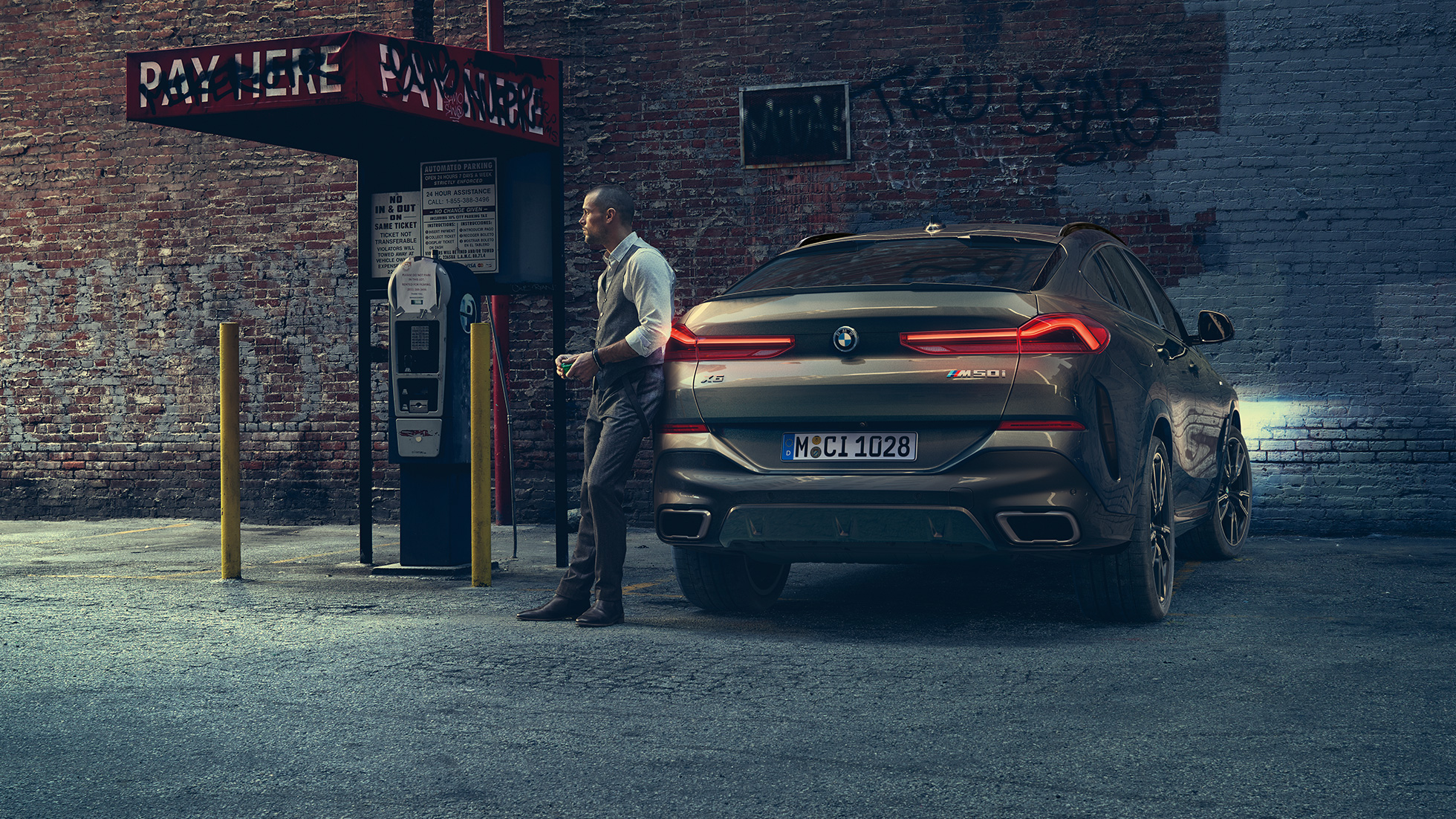 BMW X6リアビュー。 BMW X6リアビュー、ある都市風景を背景に。
