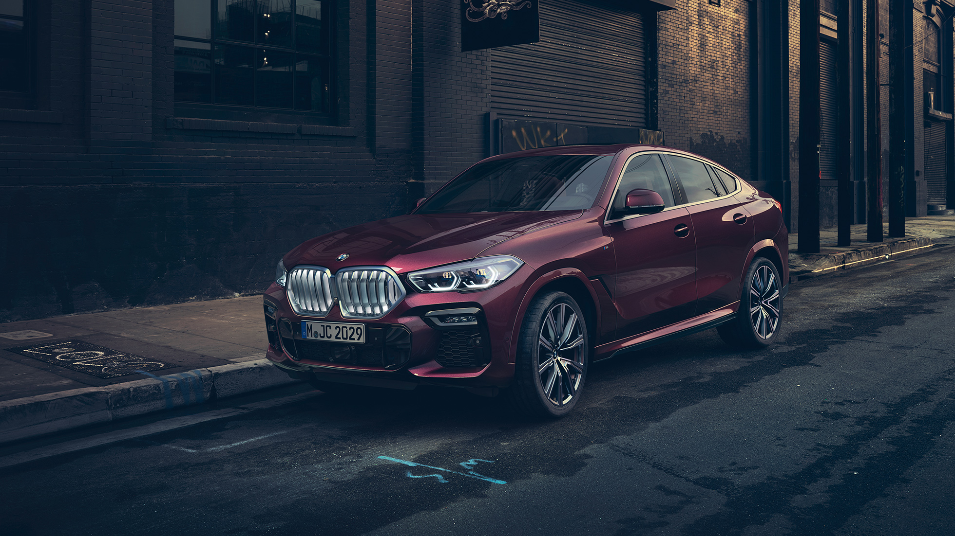BMW X6 Individualエクステリア。 BMW X6 Individual、停車中のフロントスリークォータービュー。