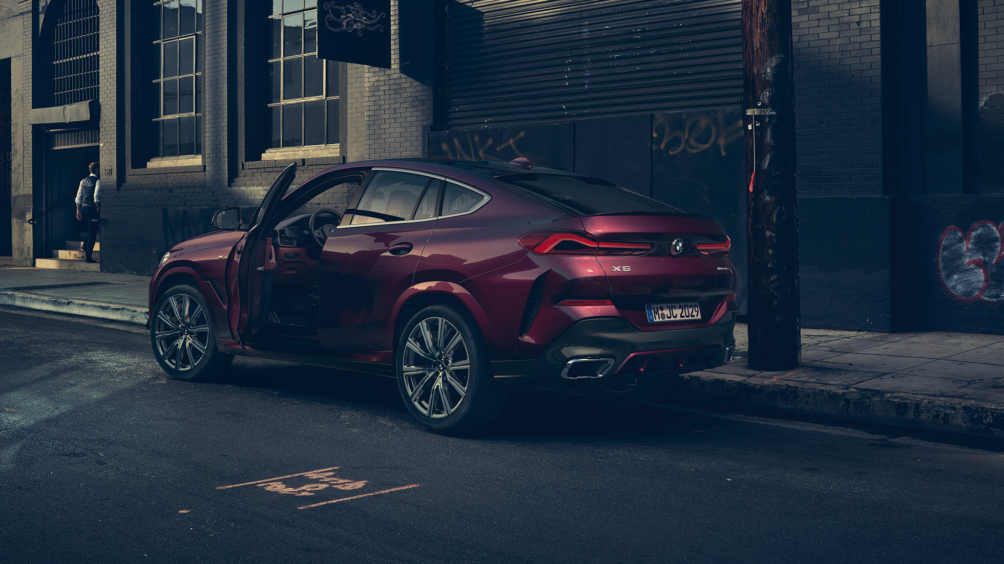 BMW X6リアビュー。 BMW X6 Individual、停車中のリアスリークォータービュー。