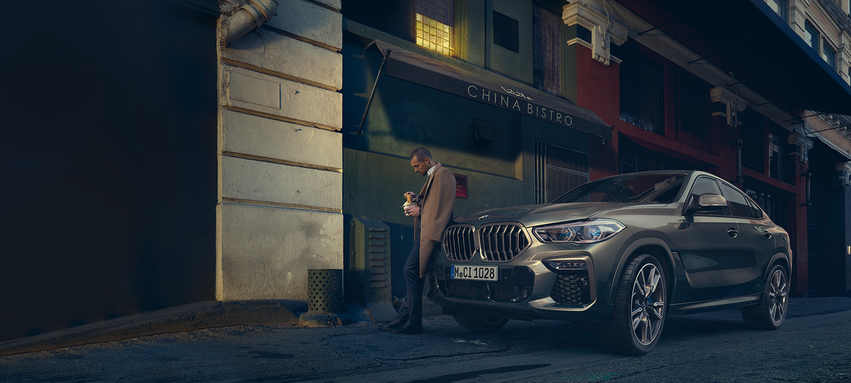 BMW X6 斜めからのリヤ・ビュー 走行中 BMW X6 G06 2019 マンハッタン・メタリック 斜めからのリヤ・ビュー