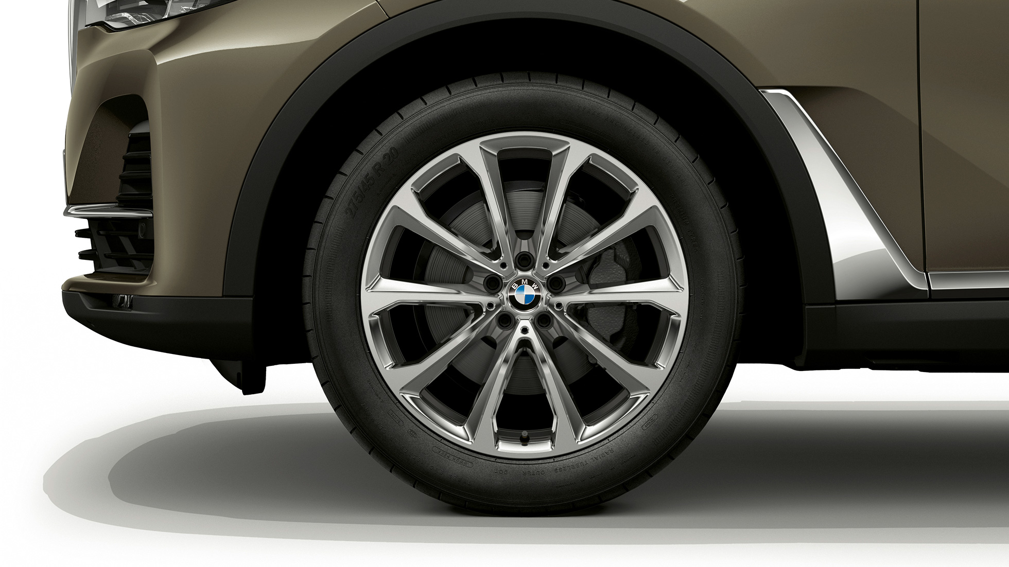 BMW X7 SUV、標準装備の軽合金ホイール G07 標準装備仕様 BMW X7 SUV の軽合金ホイールのクローズアップ G07