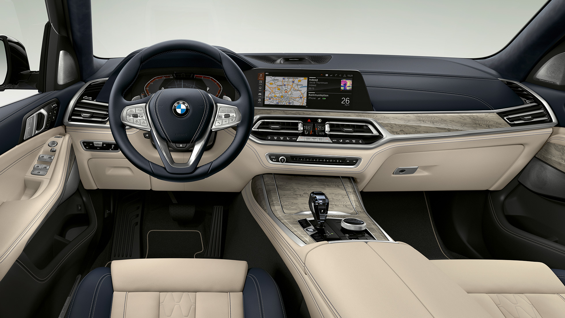 BMW X7 SUV、デザインピュアエクセレンスのコックピット G07 デザインピュアエクセレンス仕様の BMW X7 SUV のドライバーコックピットを正面から撮影したクローズアップ G07