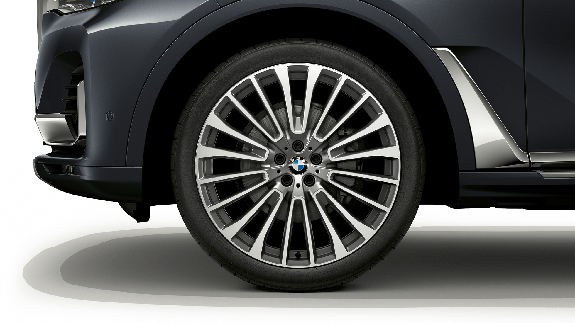 BMW X7、デザインピュアエクセレンスの軽合金ホイール G07 デザインピュアエクセレンス仕様 BMW X7 の軽合金ホイールのクローズアップ G07
