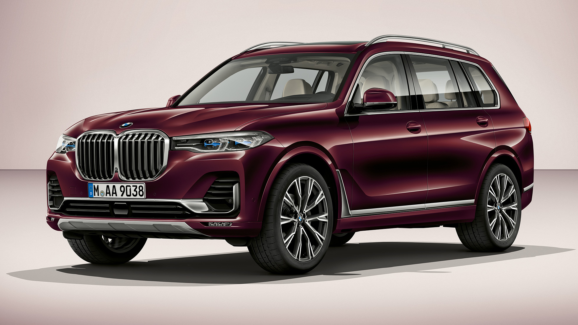 BMW X7 SUV の M Sport パッケージ G07 M Sport パッケージ仕様 BMW X7 SUV のスリークォータービューによるスタジオ写真 G07